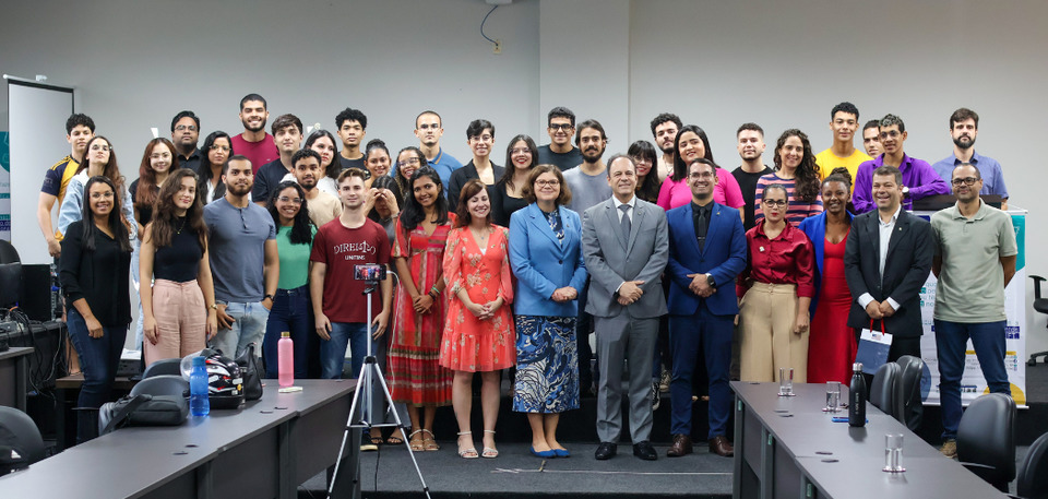 Após a palestra, participantes posaram para foto com a vice-cônsul e a assistente consular (Foto: Samuel Lima/Sucom-UFT)